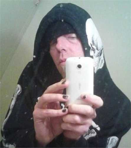 Là con trai, song anh chàng lại đánh móng tay và có điệu bộ chụp ảnh điệu đà không khác gì phái đẹp. Nhờ đó, tấm hình này luôn vào top những bức ảnh xấu xí nhất trên mạng.