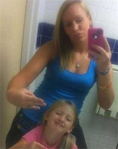 Vẻ nhí nhảnh quá đà của bà mẹ một con khiến nhiều người cảm thấy không hài lòng.