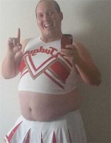 Suốt một thời gian dài, tấm ảnh với nhân vật chính là chàng trai mũm mĩm, mặc đồ cổ vũ luôn được đem ra làm đề tài bàn tán của dân mạng.