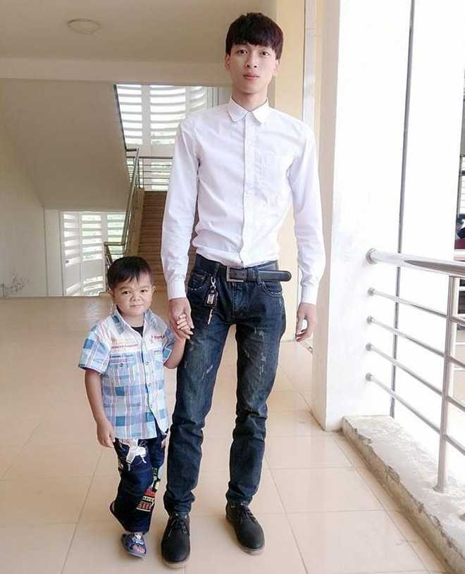 Đôi bạn 'đũa lệch' thu hút sự quan tâm của dân mạng