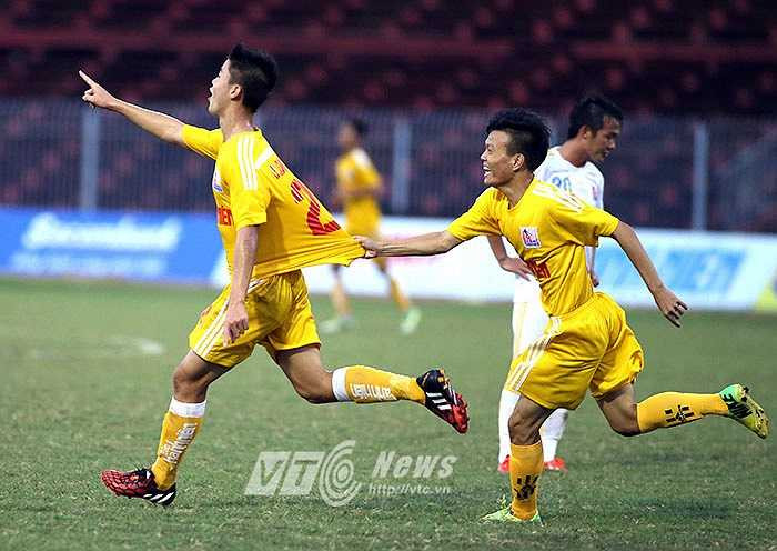 3 phút sau, Nguyễn Văn Dũng giúp Hà Nội T&T có được trận thắng 3-0 nhẹ nhàng