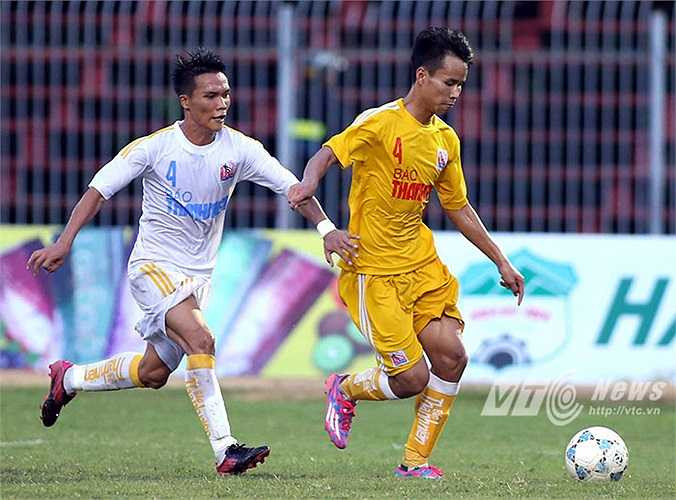 Phút 12, Hà Nội T&T đã vươn lên dẫn trước nhờ cú đánh đầu thành bàn của Phạm Văn Thành