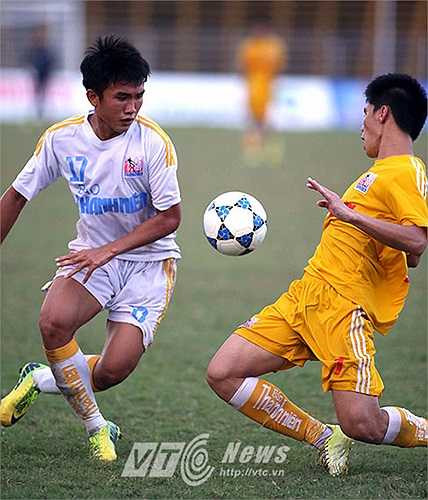 Từ quả đá phạt của đội trưởng Đỗ Văn Thuận, Văn Thành di chuyển hợp lý, tận dụng lỗi kèm người của hậu vệ TĐCS.Đồng Tháp đánh đầu cận thành chính xác mở tỷ số 