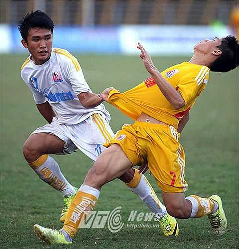 Sau bàn thắng, các học trò của HLV Phạm Minh Đức chủ động chơi phòng ngự phản công