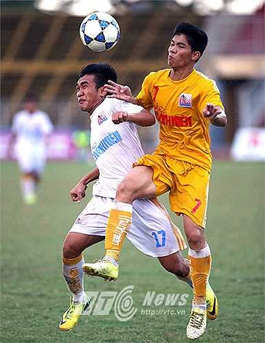 U21 Hà Nội T&T tiếp tục gặp thuận lợi khi đội trưởng Thanh Hiền của đội bóng miền Tây bị đau bắp chân và buộc phải rời sân