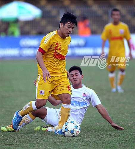 Hà Nội T&T chủ động chơi chậm rãi và tìm cách ngắt mạch cảm hứng của đối thủ vốn phải dựng lại bài trong cảnh mất tiền vệ chủ lực Thanh Hiền