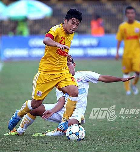 Những chàng trai trẻ của Đồng Tháp vẫn miệt mài tìm đường lên bóng với những pha phối hợp chủ yếu ở cánh phải nơi Quốc Tuân vào sân 