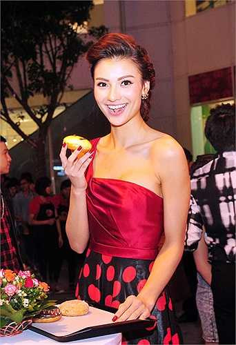 Hồng Quê khoe vẻ đẹp rạng rỡ của mình khi xuất hiện tại một sự kiện.