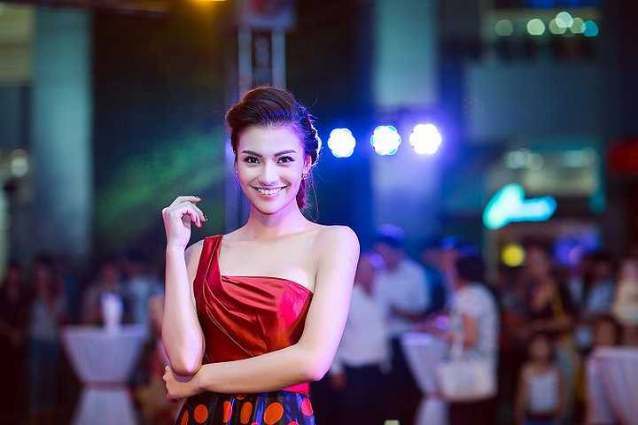 Sau một thời gian bị 'ném đá' vì tăng cân quá đà, Hồng Quế đã mau chóng lấy lại được vóc dáng chuẩn của một người mẫu.