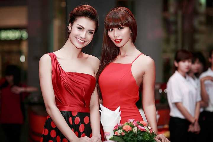 Cả hai khoe nhan sắc toả sáng của mình.