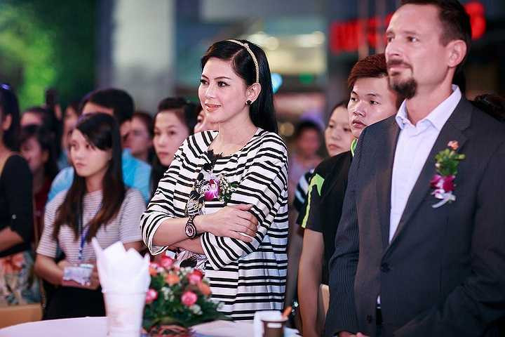 Mẹ chồng Tăng Thanh Hà cũng có mặt bởi bà chính là chủ nhân của thương hiệu vừa được khai trương
