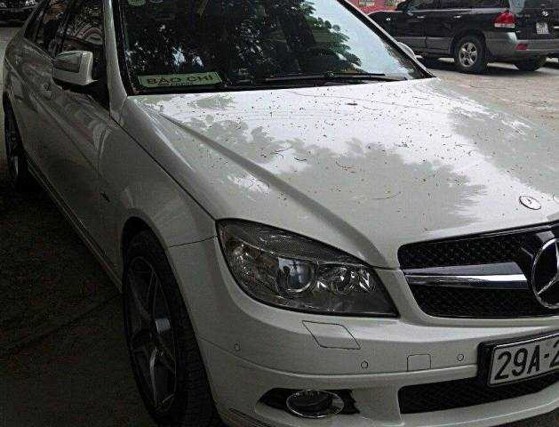 Trưng biển hiệu trên ô tô có 'dọa' được CSGT?