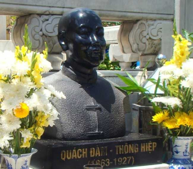 Tượng ông Quách Diễm (Quách Đàm).