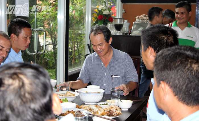 Bầu Đức dùng bữa cùng U19 Việt Nam (Ảnh: Hà Thành)