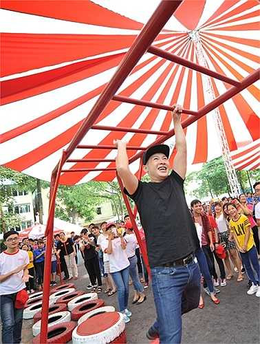 Chương trình còn sôi động hơn với sự tham gia của ca sĩ Hoàng Hải. 