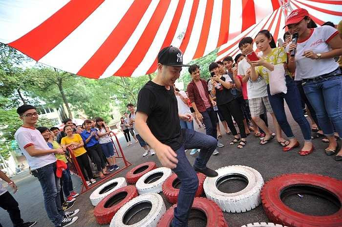 Anh đã tham gia tất cả các trò chơi và khuấy động sân khấu bằng những ca khúc sôi động như Nồng nàn Hà Nội, Hồ Gươm sáng sớm.