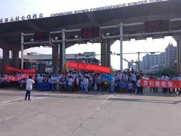 Công nhân đình công đòi tiền lương. (Nguồn: Mirror)