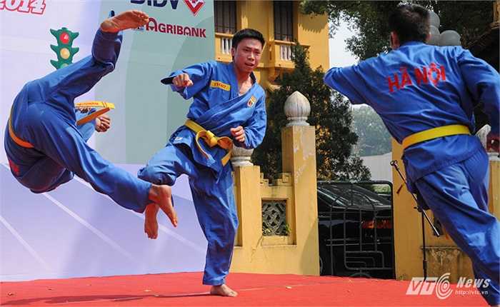 Dù 1 chọi 4 nhưng võ sinh nam của môn phái Vovinam vẫn không bị lấn át