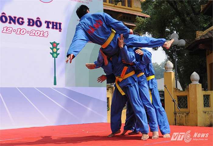 Một động tác hạ đồng thời 3 đối thủ