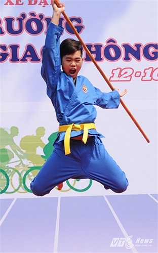 Một chiêu thức trong bài biểu diễn trường côn của võ sinh Vovinam