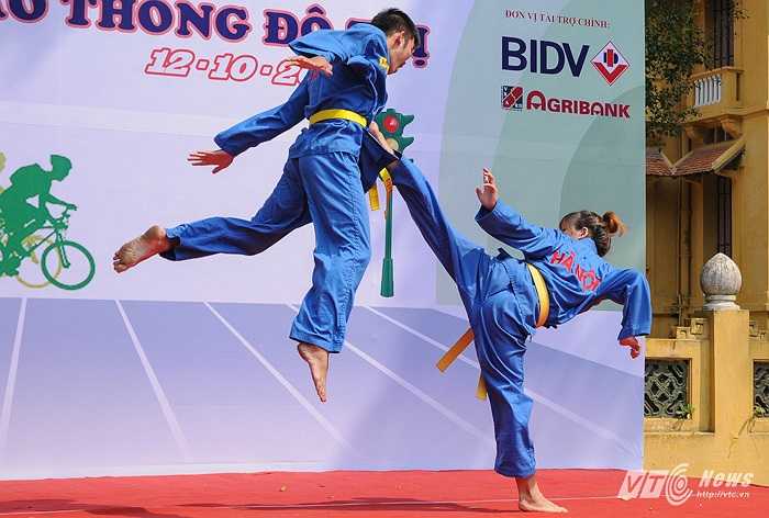 Nữ võ sinh biểu diễn kỹ năng đối phó với nam giới