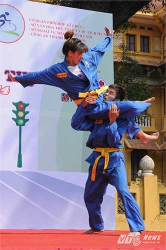 Chiêu phi thân kẹp cổ của Vovinam