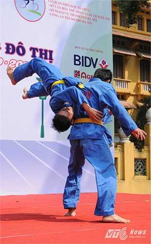 Hay màn biểu diễn 1 chọi 4 của các võ sinh nam