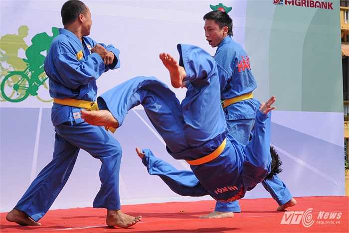 Bình tĩnh chống trả 4 đối thủ