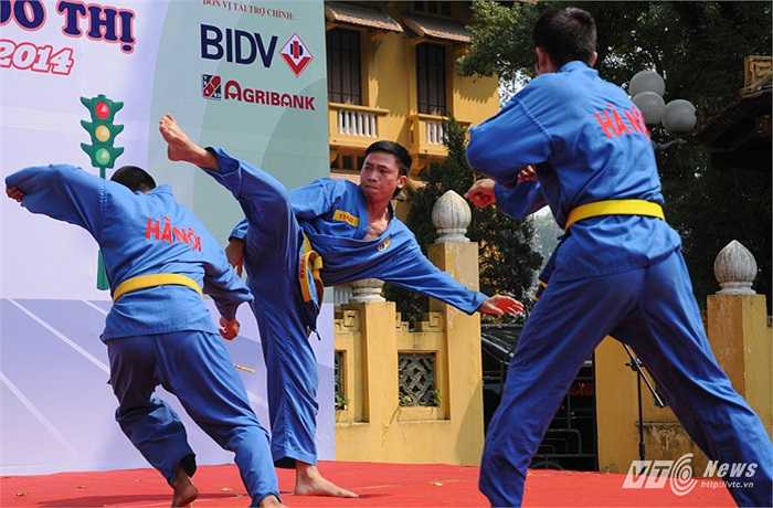 Ra đòn liên tục để khống chế đối phương