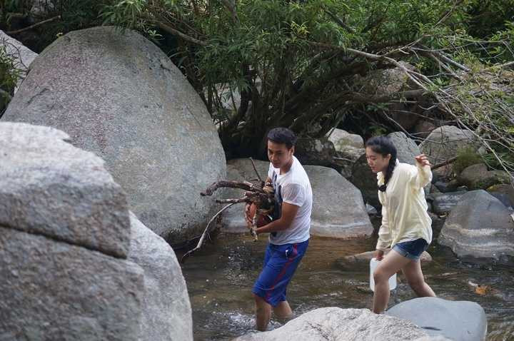 Nam diễn viên Ngọc Thuận (trái) lao động vất vả trong hành trình “Bạn Đường Hợp Ý”.