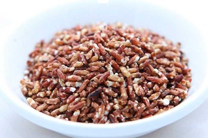 Bài 14: Gạo lứt rang cho vàng, khi thấy thơm. Mỗi lần các mẹ lấy khoảng 100g gạo rang nấu với 2 lít nước và chút muối, nấu đến khi hạt gạo chín mềm là được. Các mẹ lấy nước này cho bé uống từ 3 đến 5 ngày là khỏi.