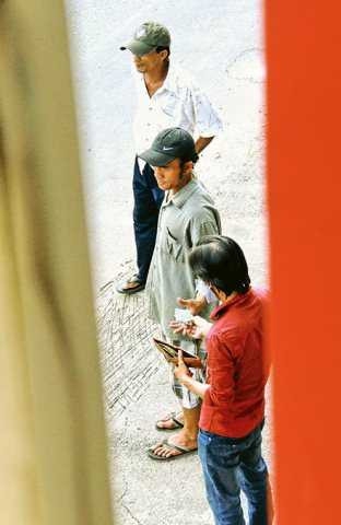 Nhà mặt đường gần chợ ma túy, bán không ai mua