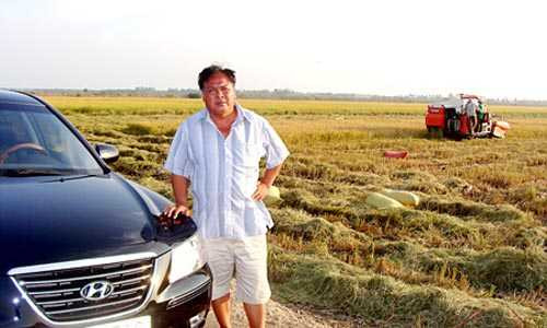 Đại gia lái ô tô đi thăm ruộng. 