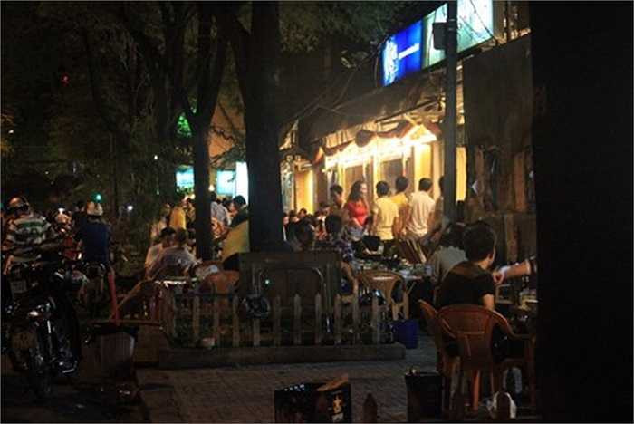 Một đoạn đường dài chưa đến 100m nhưng hầu như chỉ toàn quán nhậu. Vỉa hè đường ở đây đã bị các quán trưng dụng một cách triệt để, không còn một chỗ trống nào dành cho người đi bộ.