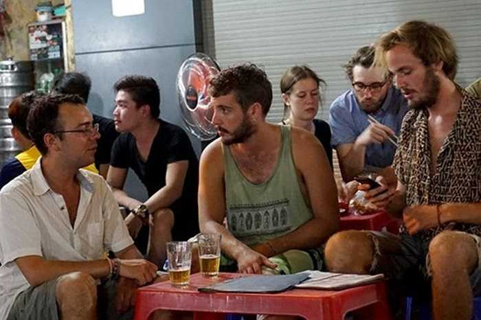 Với khách nước ngoài ở Hà Nội, phố Tây Bùi Viện có lẽ là nơi thú vị nhất để ngồi lai rai bia bọt, thưởng thức ẩm thực. Con phố này tập trung rất nhiều nhà hàng, quán bar, quán ăn, nhậu từ sang trọng đến bình dân phục vụ khách Tây.