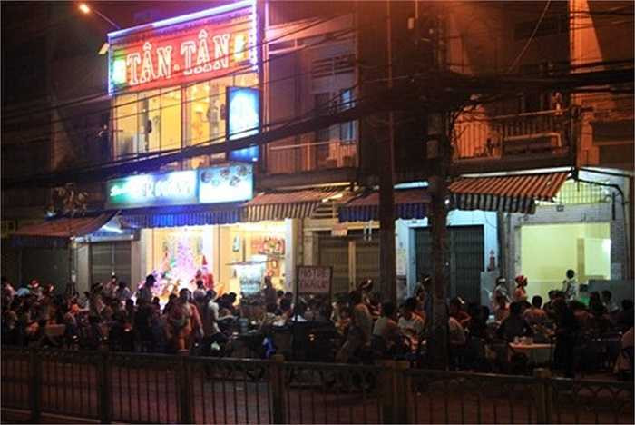 Đường Nguyễn Tri Phương, Tô Hiến Thành (Q.10, TP HCM) cũng là một trong những 'thiên đường ăn nhậu' vào đêm của Sài thành. Các con phố nhậu này thu hút khách bởi nhiều loại thức nhắm hải sản phong phú, tươi sống, giá cả phải chăng...