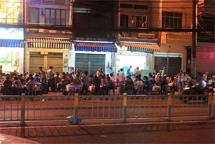 Vỉa hè rộng, thoáng trên các con phố này đã bị các quán nhậu tận dụng triệt để để kinh doanh.