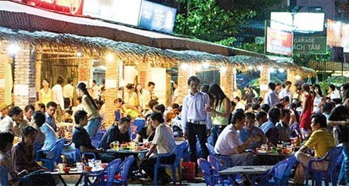 Đường Ung Văn Khiêm (P.25, Q.Bình Thạnh) là khu phố nhậu mới nổi của Sài Gòn. Dù 'sinh sau đẻ muộn' song mật độ các quán nhậu trên đường này khá dày đặc. Chỉ khoảng hai cây số từ ngã tư đài liệt sĩ (giao lộ Ung Văn Khiêm - Nguyễn Xí) kéo dài đến khu vực Tân Cảng, hầu hết các vị trí mặt tiền nhà dân đều bị quán nhậu thuê lại.