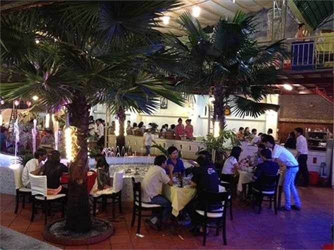 Trên đường này không chỉ có những quán nhậu bình dân mà còn có cả các nhà hàng dành cho giới đại gia với nhiều loại mồi lạ như đẻn (rắn biển), chồn hương, cheo, nhím, con đuông dừa...