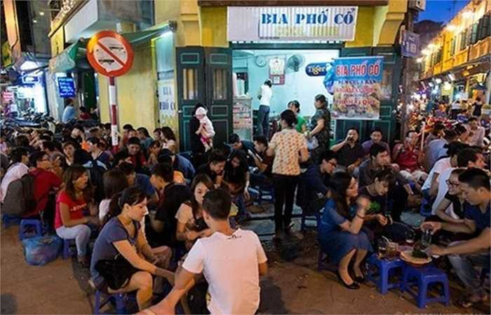 Tại Hà Nội, những quán nhậu bia cỏ trên phố cổ hầu như chiều và tối nào cũng đông nghịt khách, chủ yếu là các bạn trẻ.