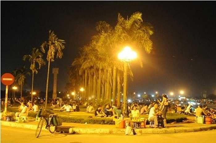 Khu vực quanh Sân vận động Mỹ Đình cũng là một trong những điểm nhậu, giải khát tấp nập khách, nhất là buổi tối.