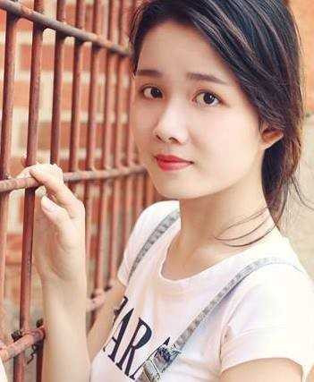 Ngoài việc học ở trường, Hồng Đào còn làm thêm PG để kiếm thêm thu nhập. Sau khi hình ảnh của Hồng Đào được đăng tải trên mạng, cô nhận được khá nhiều lời kết bạn. Ảnh: Đình Triệu.