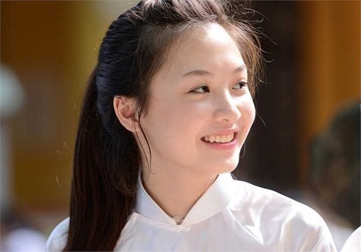 Tóc cột đơn giản với tà áo trắng thướt tha, Ngọc Diệu rạng rỡ trong nắng.