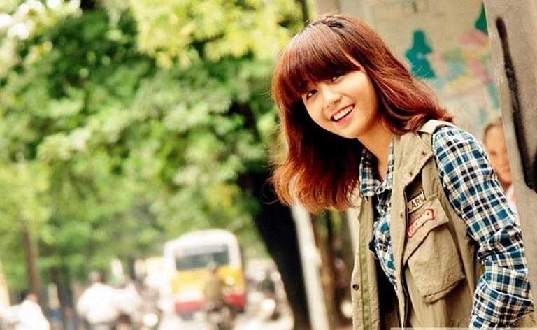 Bảo Linh (nickname Linh Kett) cô gái Hà Nội được biết đến nhờ hoạt động kêu gọi ôm vì hòa bình từng khiến dân mạng ngây ngất vì vẻ đẹp mộc mạc cùng nụ cười tươi của mình.