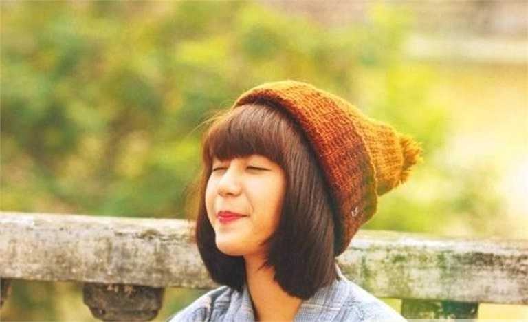 Cô luôn thể hiện nụ cười híp mắt gây sự chú ý.