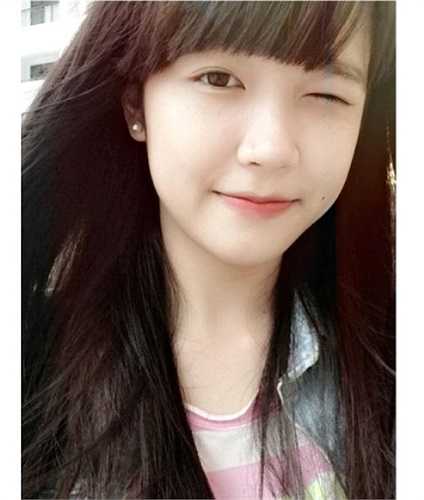 Ngay sau khi xuất hiện trên diễn đàn, một nữ sinh trường Báo với bức ảnh đang nháy mắt gây sốt cộng đồng mạng.