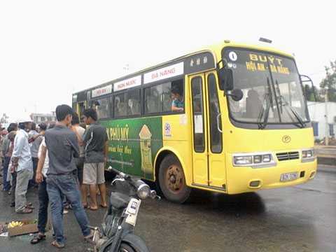 tài xế xe buýt, Hội An - Đà Nẵng, Hàng chục người dân hung dữ vây ráp