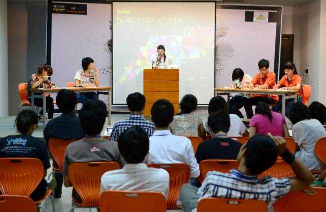 sinh viên tranh biện