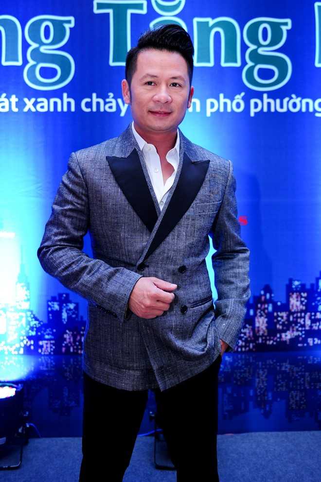 Sau liveshow Đêm tình nhân diễn ra tại Hà Nội tối 11/10, giọng ca Nơi tình yêu bắt đầu ra sân bay Nội Bài lúc 5h sáng để bay về TP.HCM dự sự kiện. Nam ca sĩ không giấu được vẻ mệt mỏi vì thiếu ngủ. Anh cho biết, liveshow nhận được những phản hồi tốt từ khán giả Hà thành.