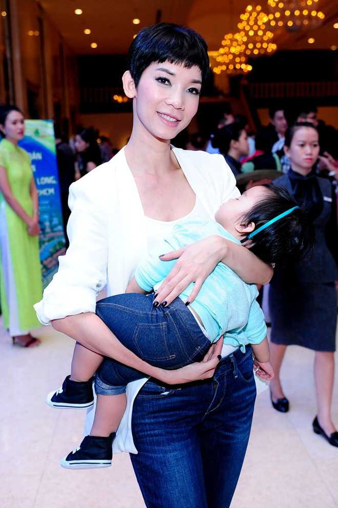 Dù bận mải với công việc nhưng cô luôn cố gắng về nhà sớm để chơi cùng con gái. Cô hạnh phúc vì bé Thỏ càng lớn càng yêu, tình cảm.